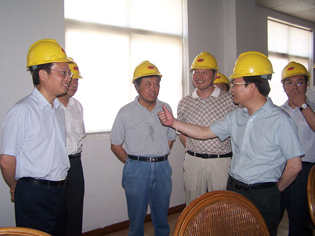 2011年7月29日，蘇州市副市長(zhǎng)浦榮皋到集團(tuán)核心企業(yè)華昌化工檢查指導(dǎo)工作