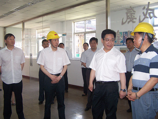 2012年7月26日，張家港市委書(shū)記徐美健冒著高溫到華昌慰問(wèn)