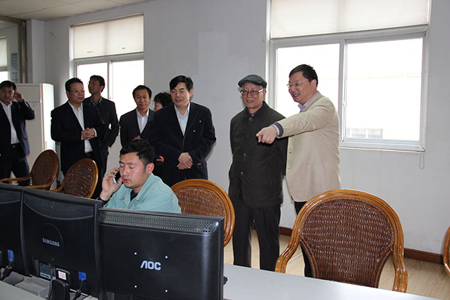 2013年4月20日，中國(guó)科學(xué)院朱兆良院士參觀集團(tuán)核心企業(yè)華昌化工調(diào)度室