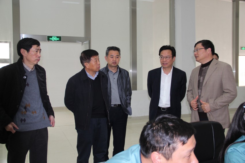 2015年4月16日下午，張家港市委書記姚林榮，市委常委、保稅區(qū)黨工委副書記、管委會(huì)副主任、金港鎮(zhèn)黨委書記卞東方等領(lǐng)導(dǎo)來華昌化工，就公司新項(xiàng)目進(jìn)行調(diào)研。朱郁健、路江、胡波等領(lǐng)導(dǎo)陪同姚書記一行參觀了氣化主控室和多元醇主控室。