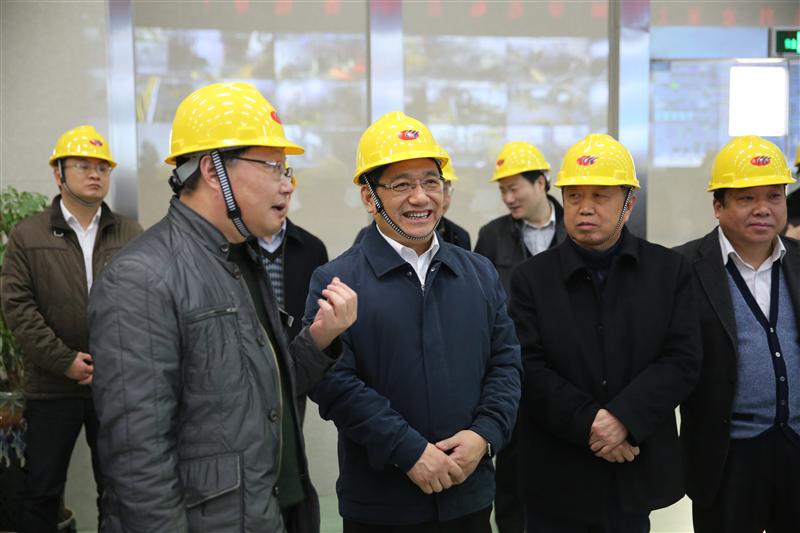 2015年12月30日下午，蘇州市副市長徐美健帶領(lǐng)消防、安監(jiān)等部門的負(fù)責(zé)人來華昌化工進(jìn)行節(jié)前安全生產(chǎn)檢查工作。
