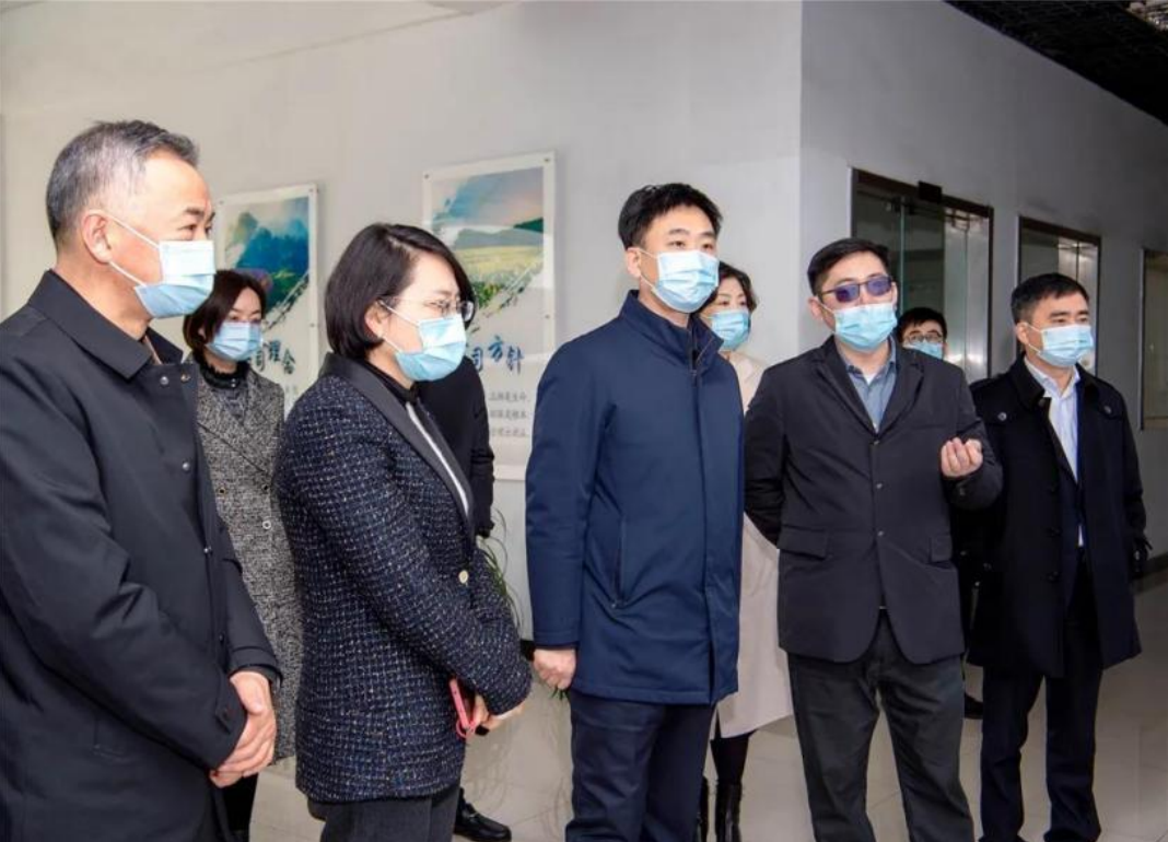 2022年2月9 日上午，市委副書記、市長蔡劍峰一 行來到江蘇七洲綠色化 工股份有限公司